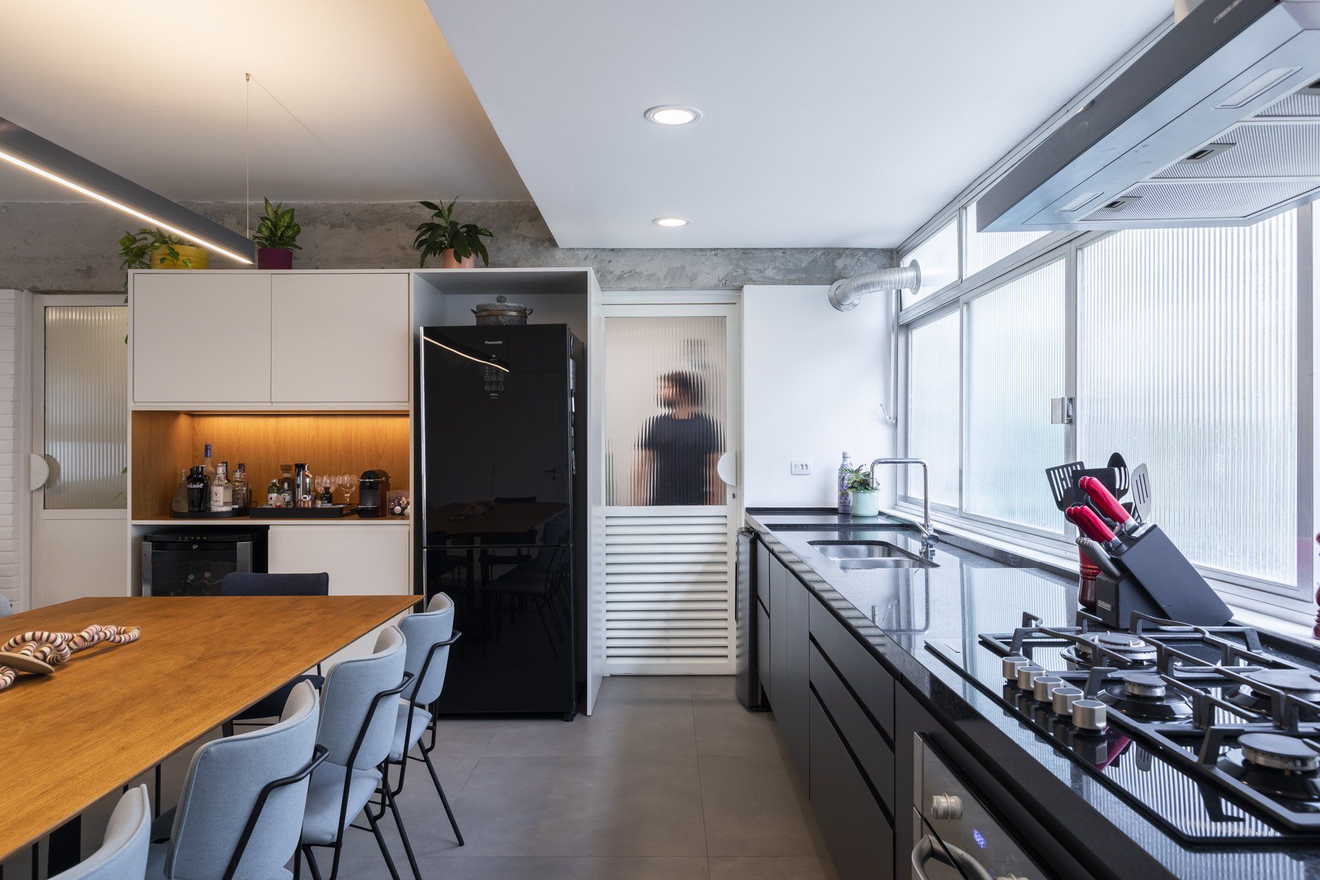 Uma cozinha com mesa e cadeiras e fogão com forno.