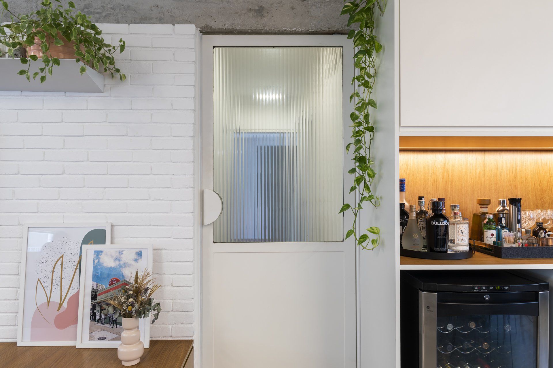 Uma cozinha com porta de vidro e adega refrigerada.