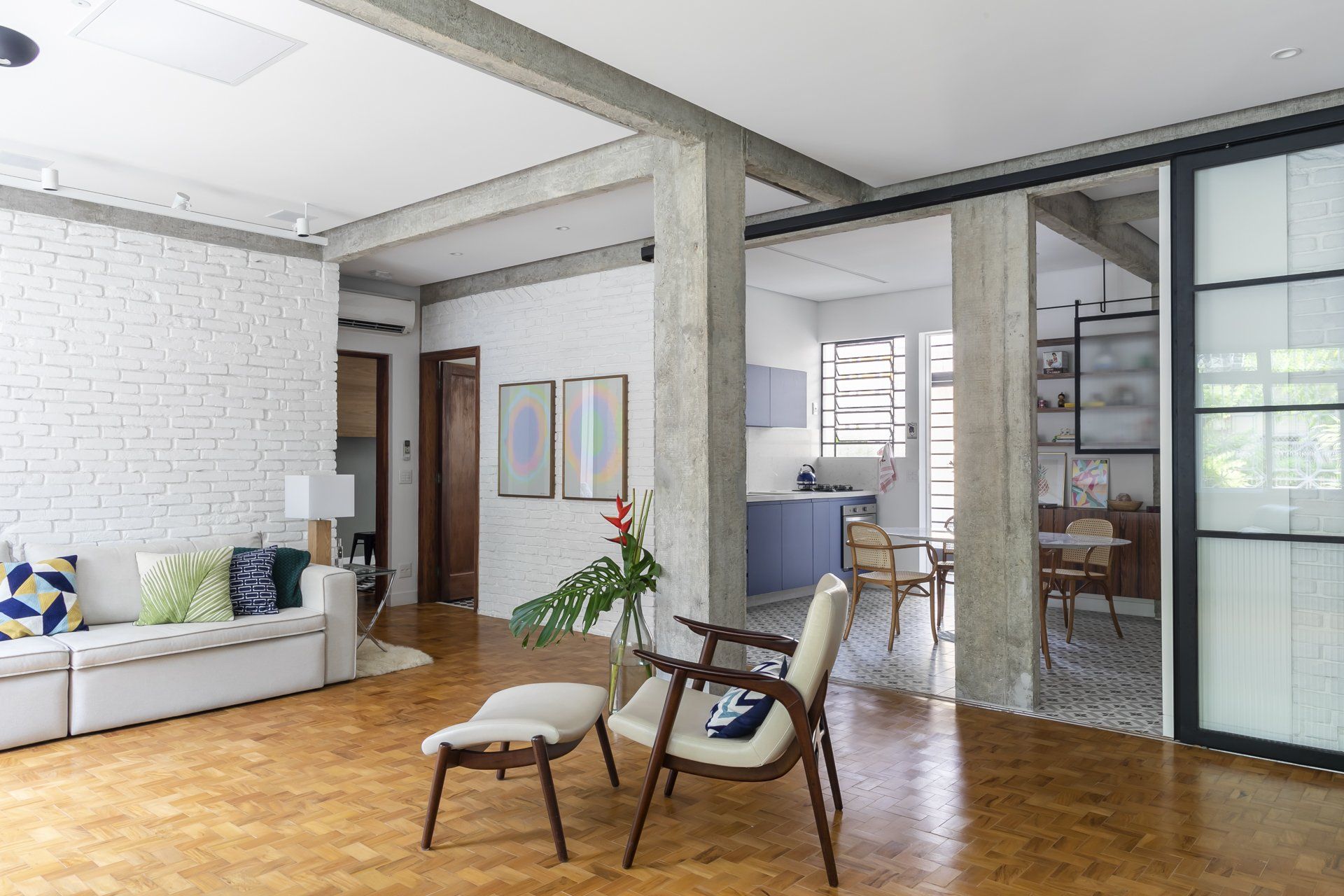 Uma sala repleta de móveis e uma porta de vidro deslizante.