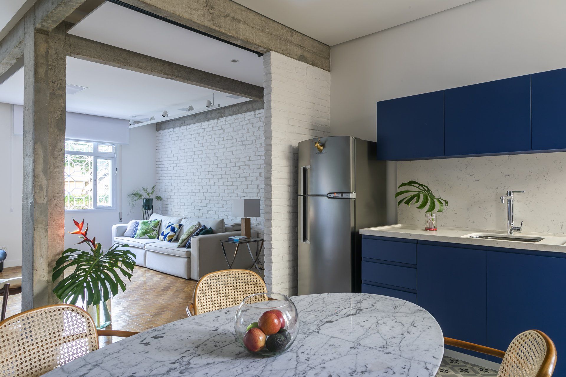 Uma cozinha com mesa e cadeiras e geladeira.