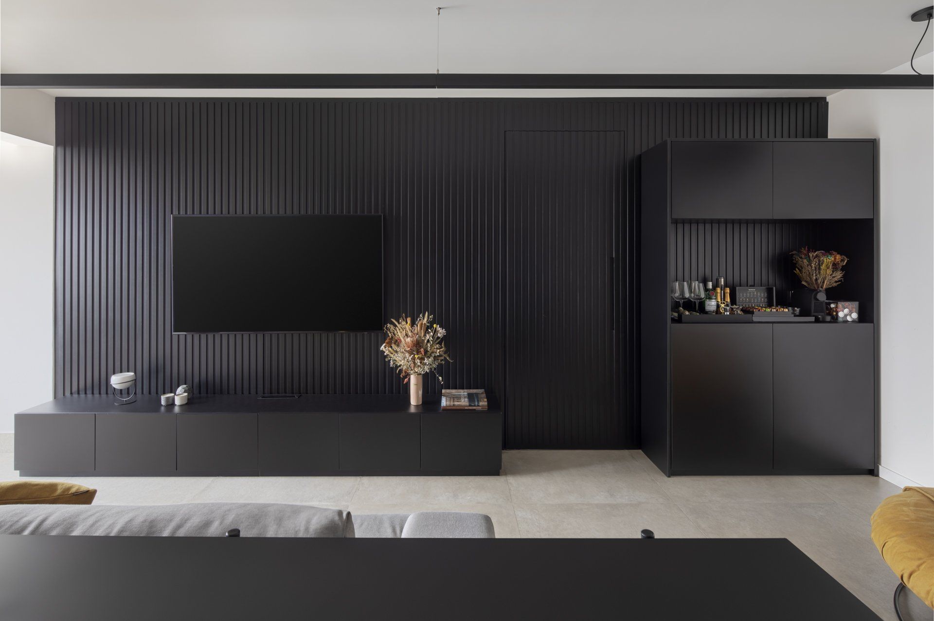 Uma sala de estar com TV de tela plana na parede.