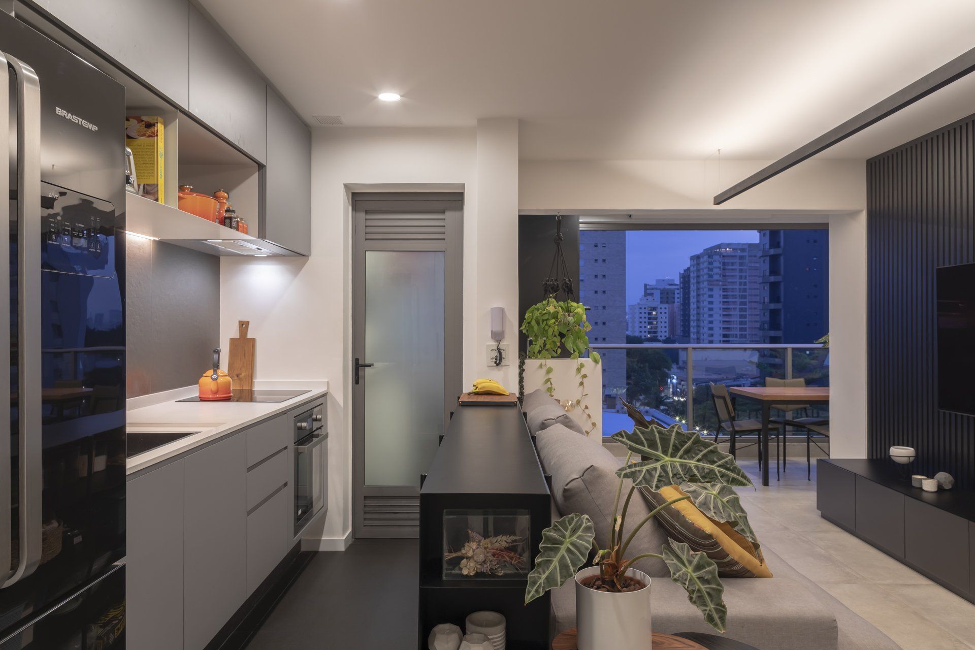 Impressão artística de uma sala de estar e cozinha.