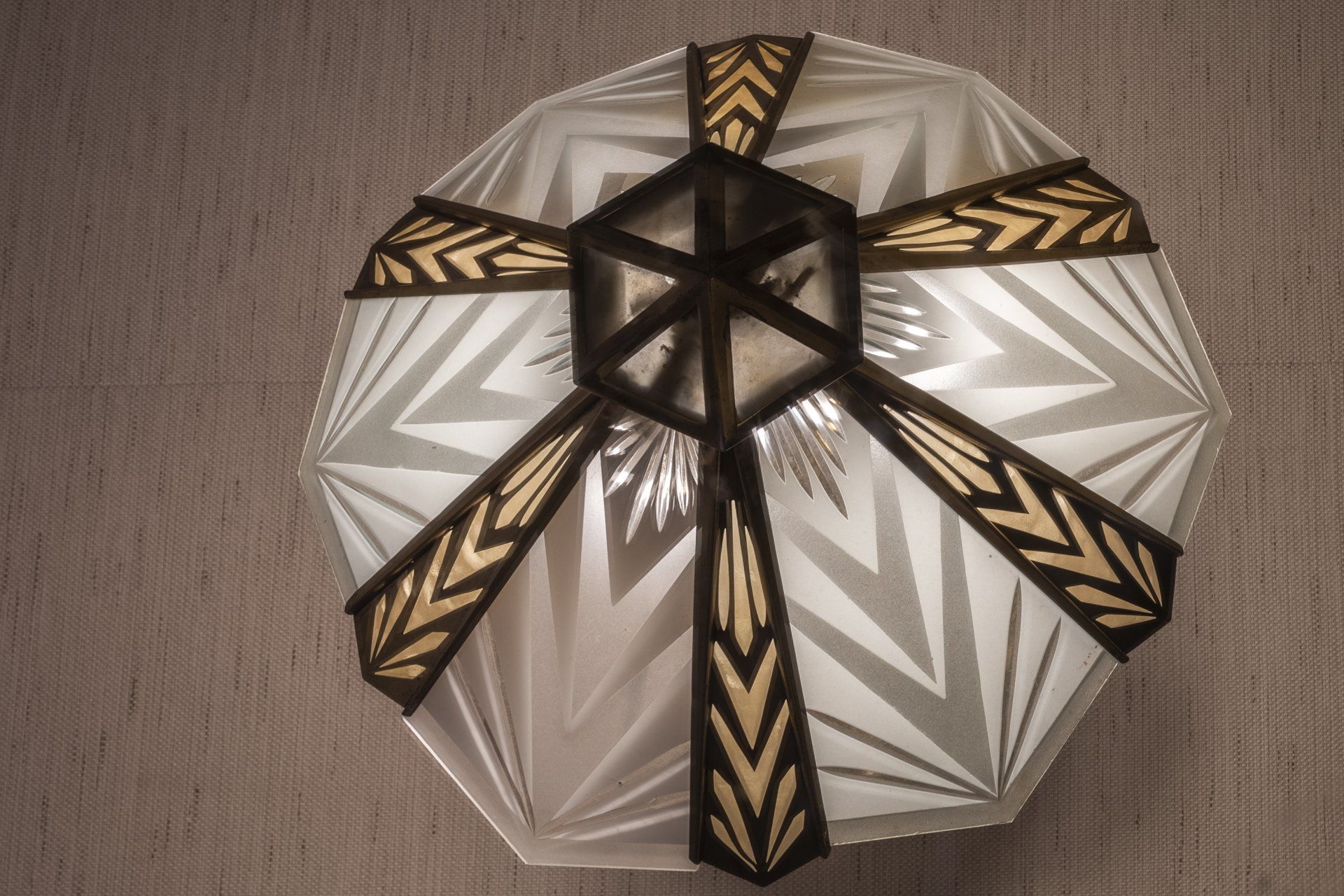 Uma luminária com desenho geométrico está pendurada no teto