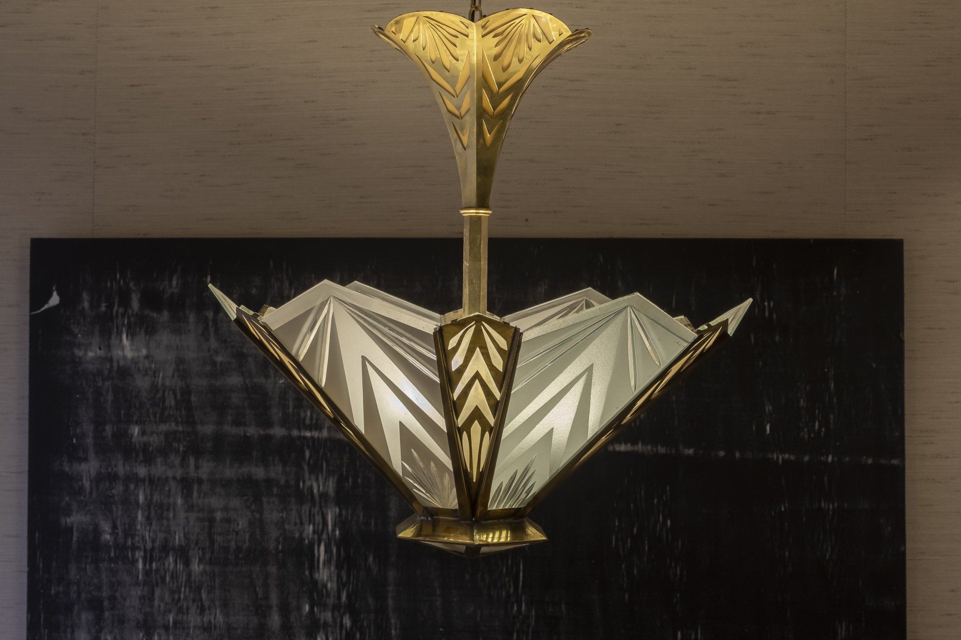 Um lustre com desenho geométrico está pendurado no teto