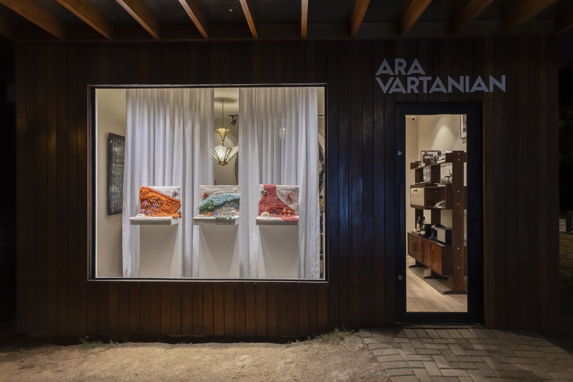 Uma fachada de loja com o nome Ara Vartanian