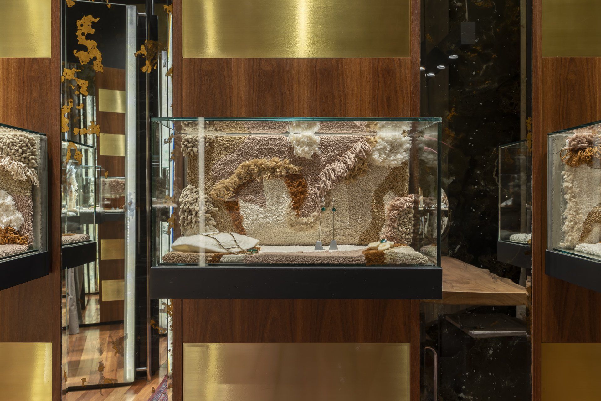 Uma joalheria com muitas vitrines cheias de joias.