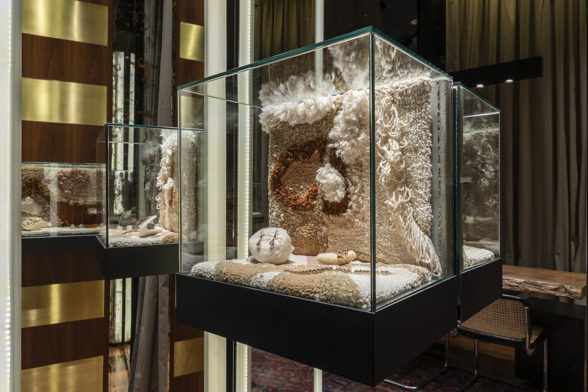 Uma vitrine de vidro cheia de pedras em uma sala.