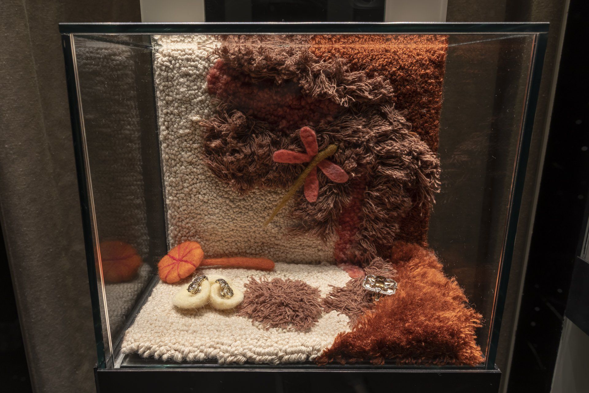 Um pequeno aquário com uma flor no meio.