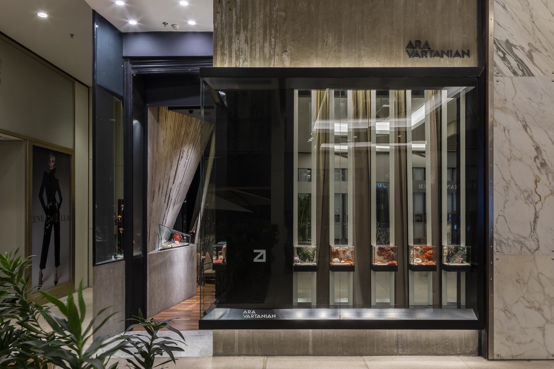 Uma frente de loja com muitas montras e uma parede de mármore.