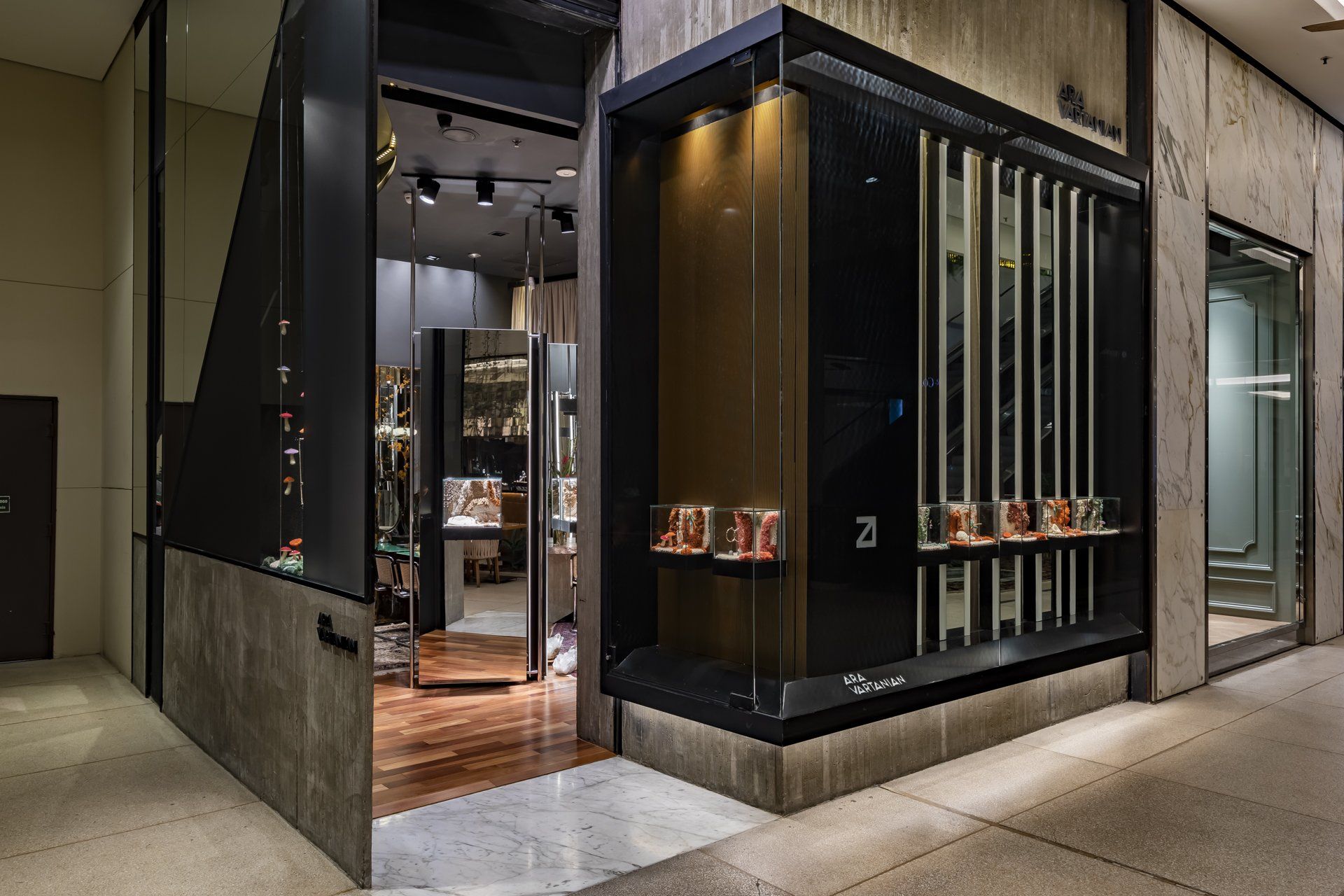 O interior de uma loja com uma grande vitrine