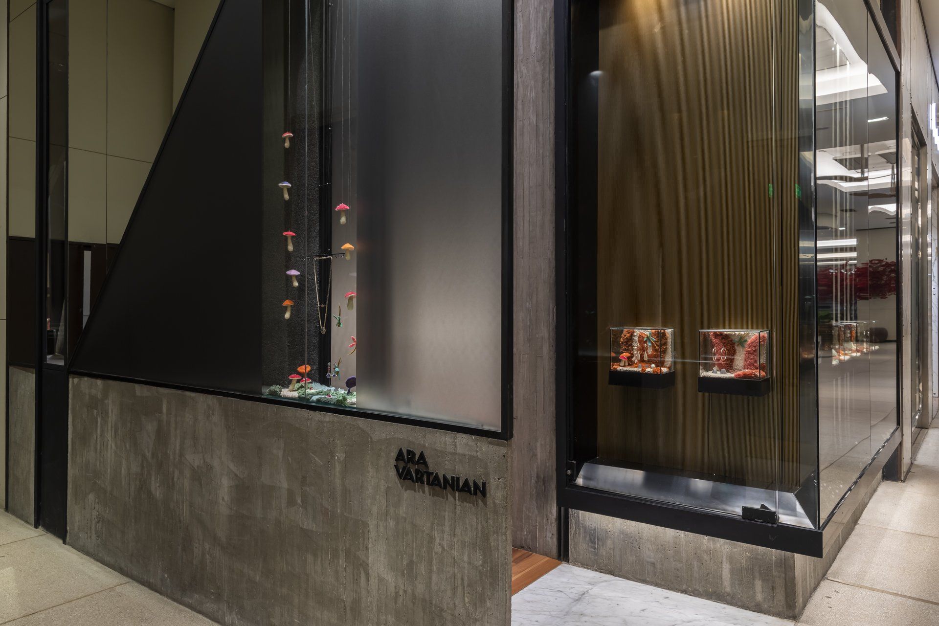 Fachada de loja com montra em vidro e escada.