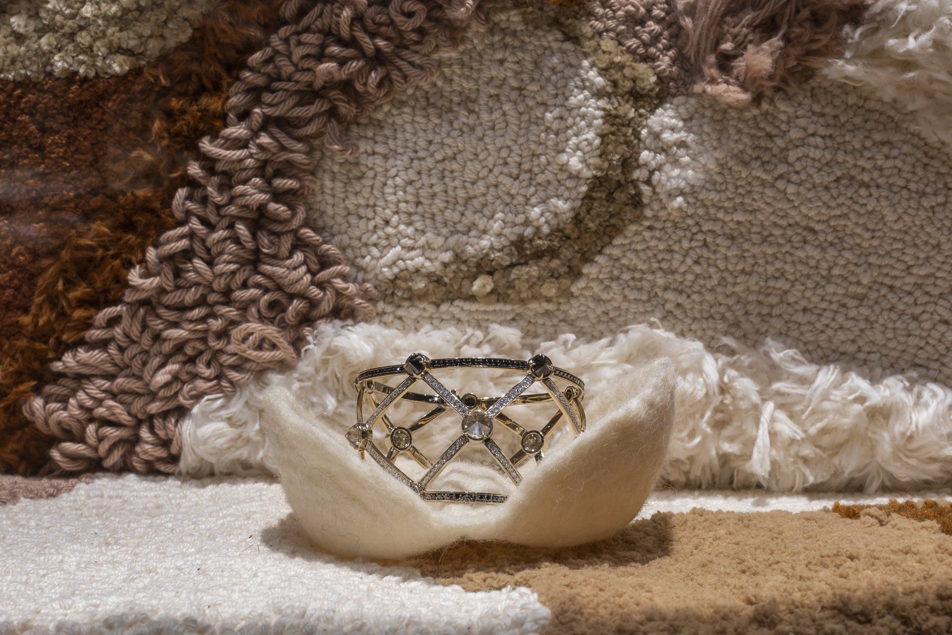 Um anel está em uma tigela branca sobre uma mesa.