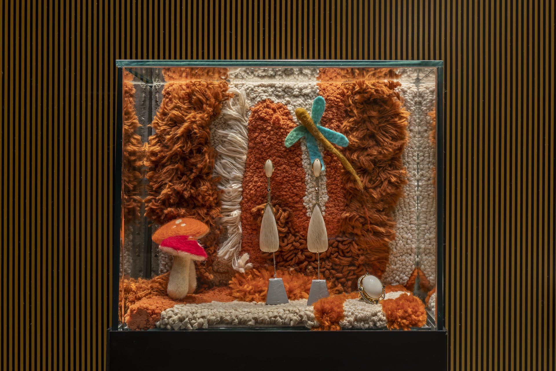 Um pequeno aquário cheio de cogumelos e uma libélula.