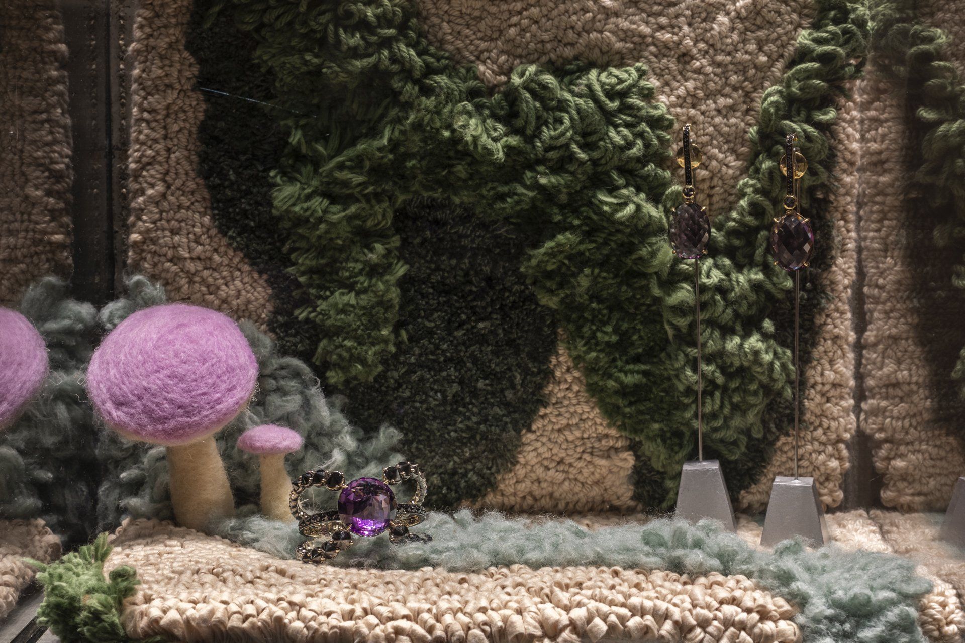 Um jardim de fadas com cogumelos roxos e uma pedra roxa