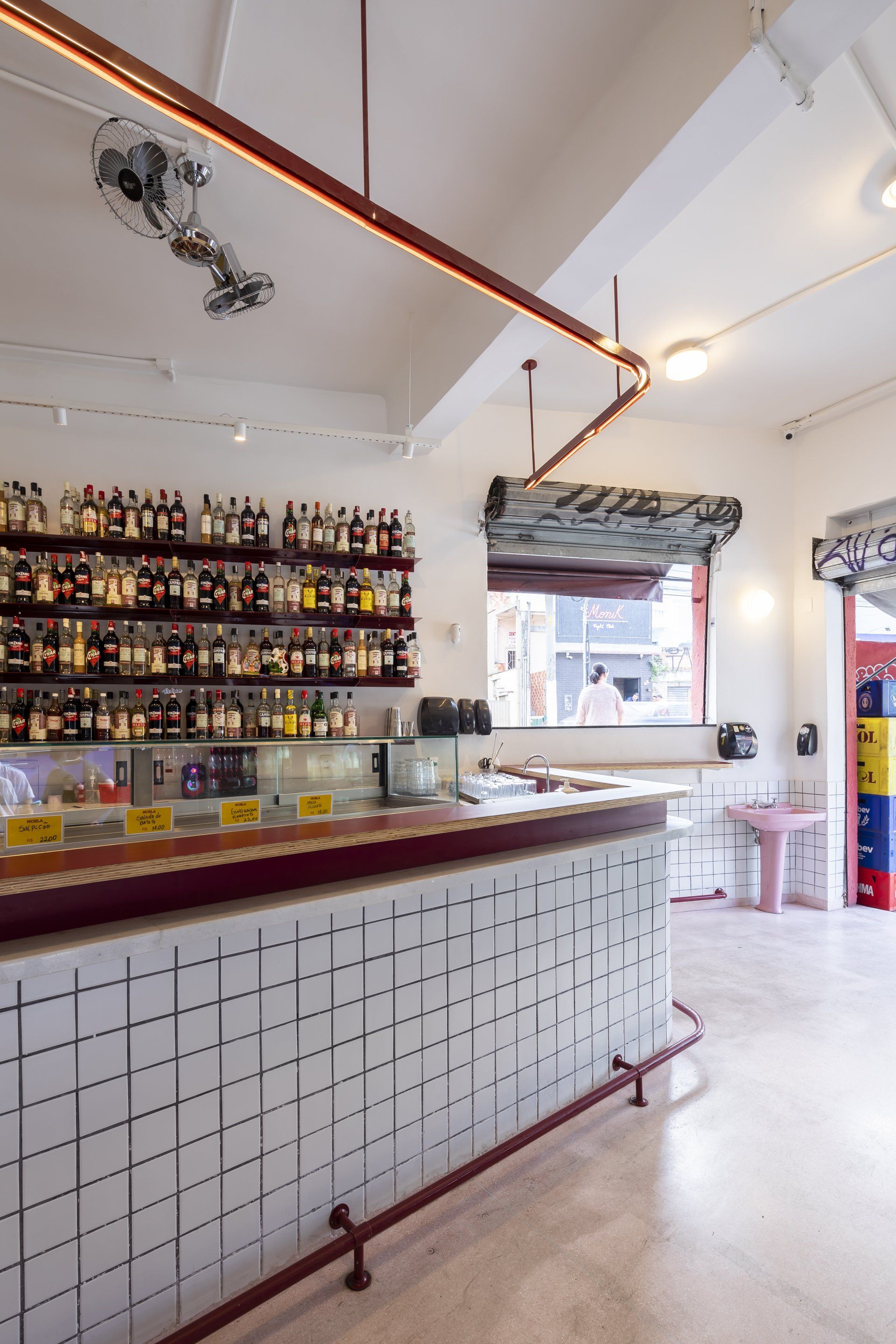 Um bar com muitas garrafas nas prateleiras