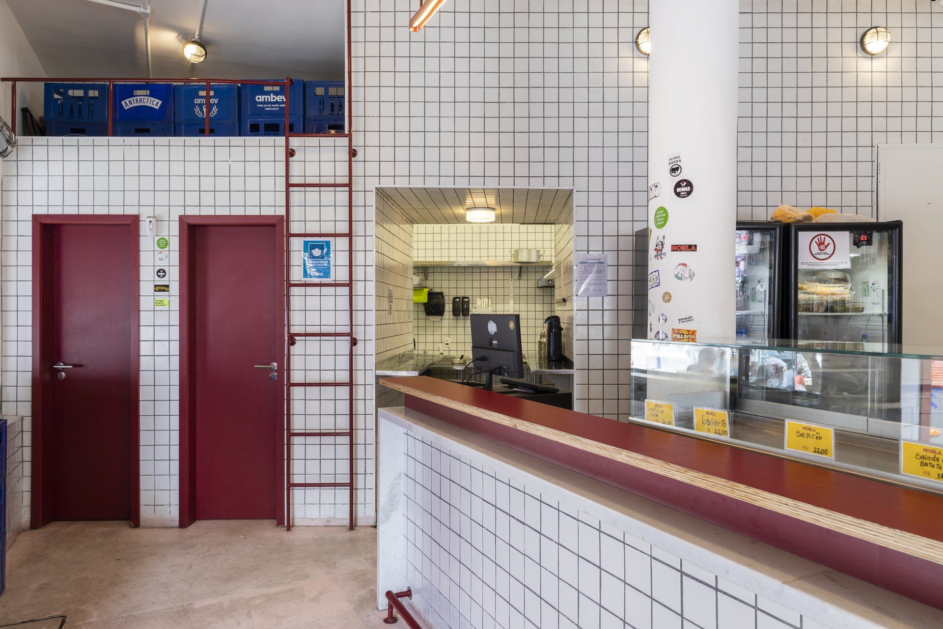 Um restaurante com uma escada que leva ao segundo andar.