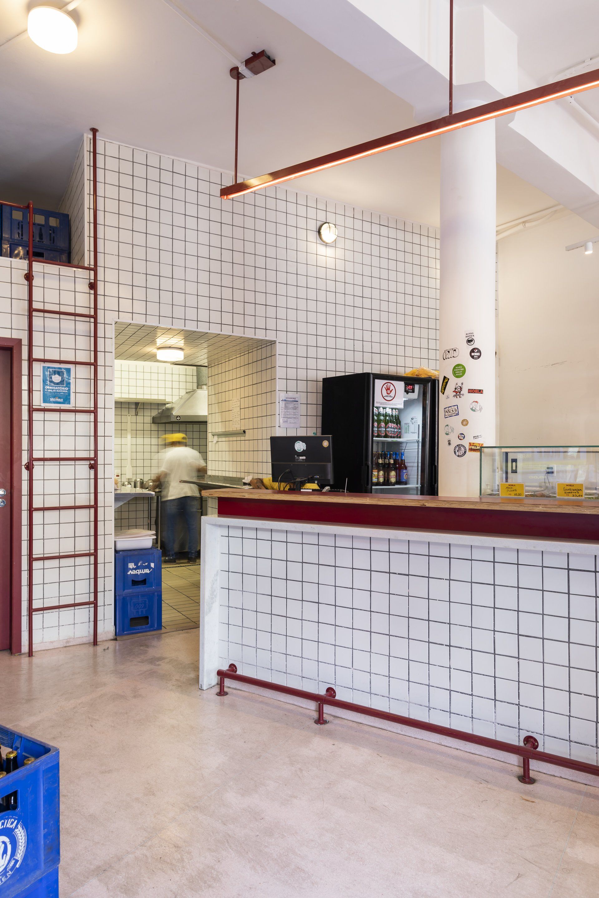 Uma cozinha com balcão e geladeira