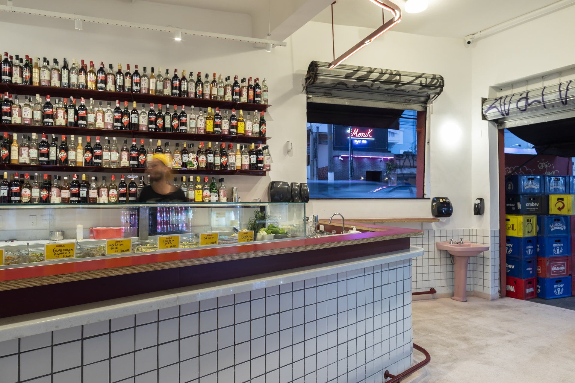 Um bar com muitas garrafas nas prateleiras