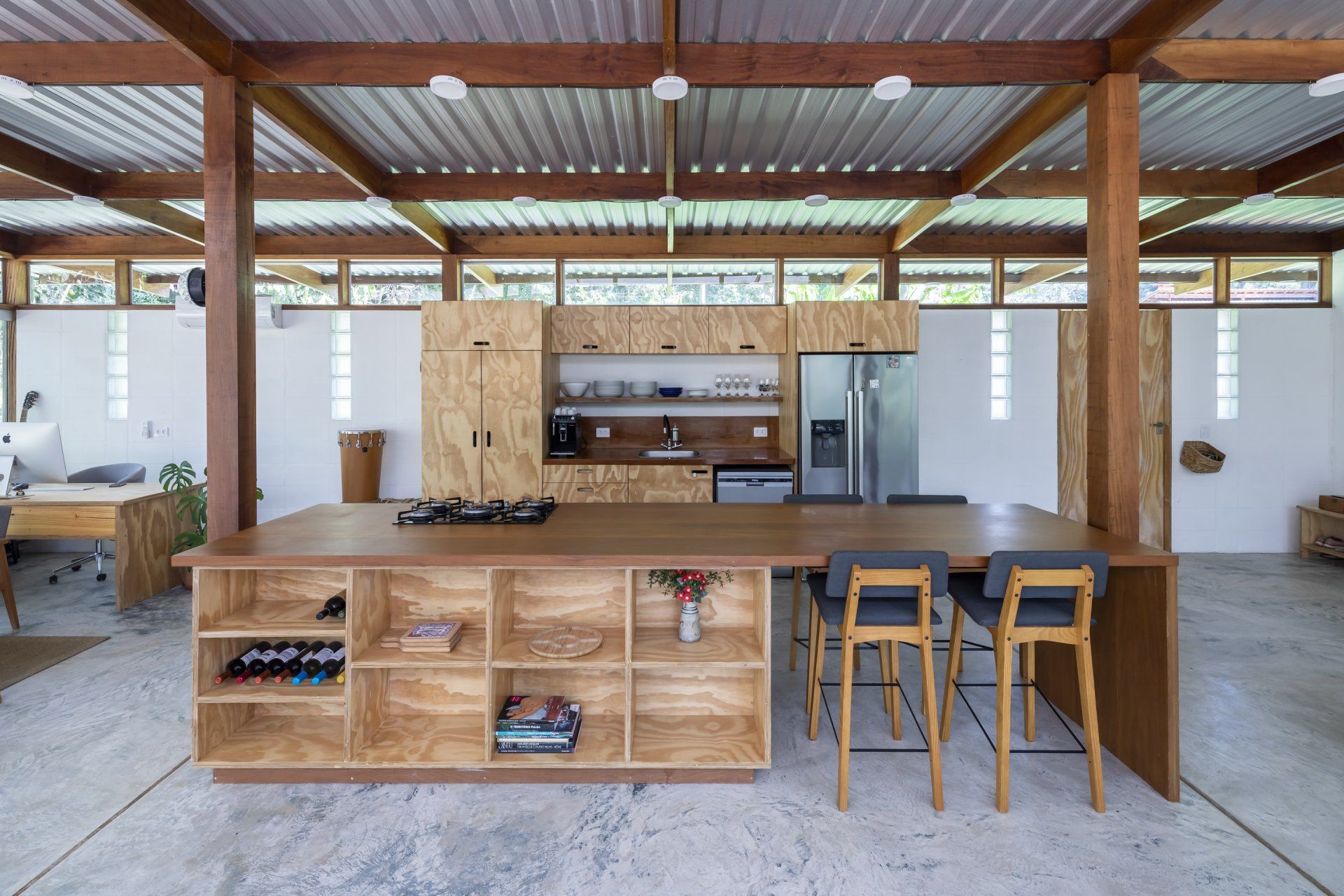 Uma cozinha com uma grande ilha e bancos