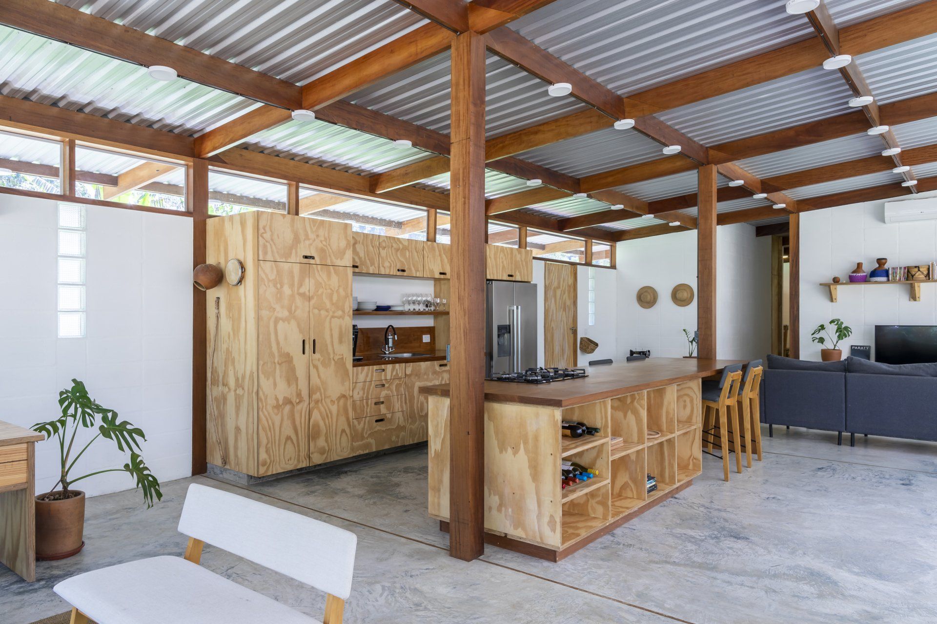 Uma cozinha com armários de madeira e telhado de metal