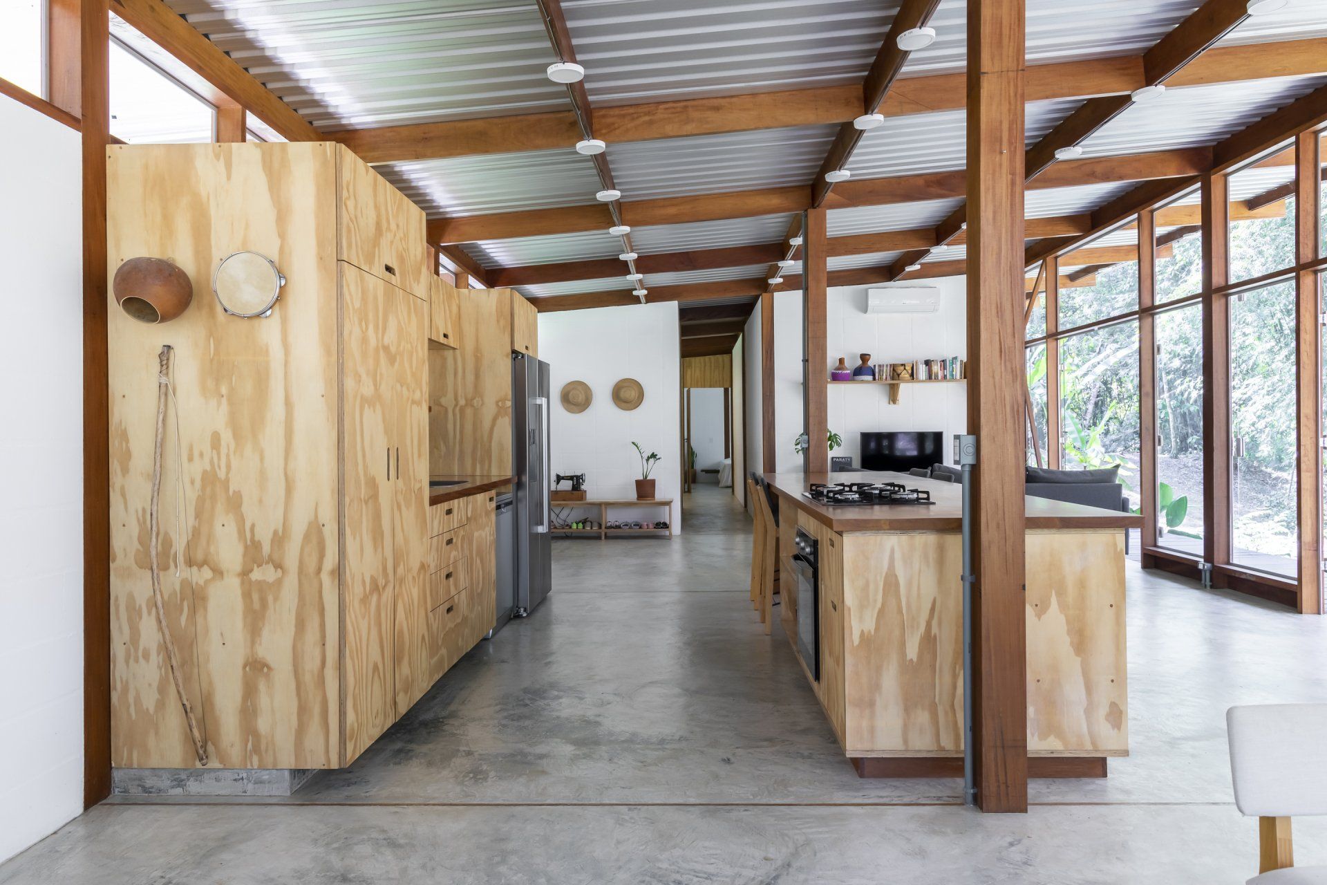 Cozinha com armários de madeira, fogão e geladeira.