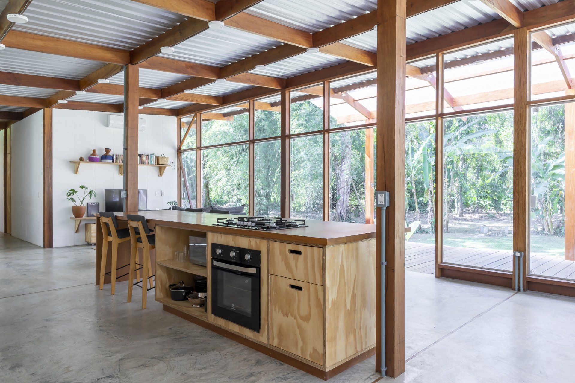 Uma cozinha com uma grande ilha no meio e muitas janelas.