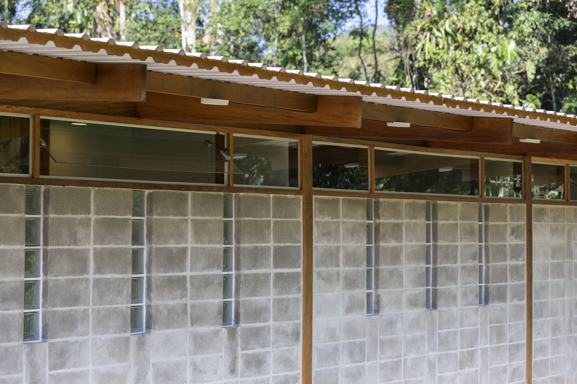Um prédio com muitas janelas e telhado de madeira