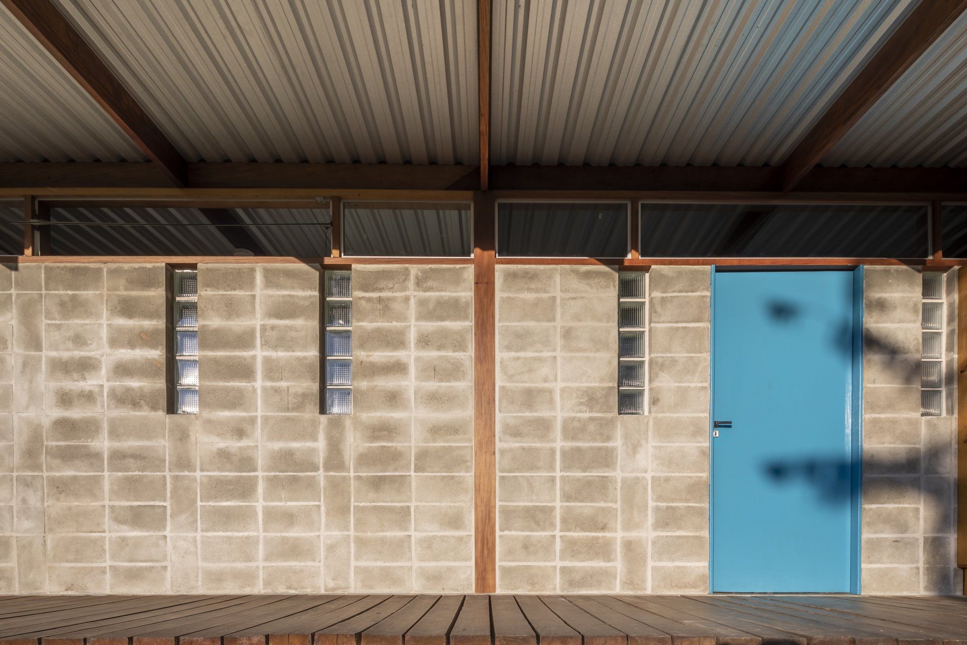 Há uma porta azul no meio da sala.