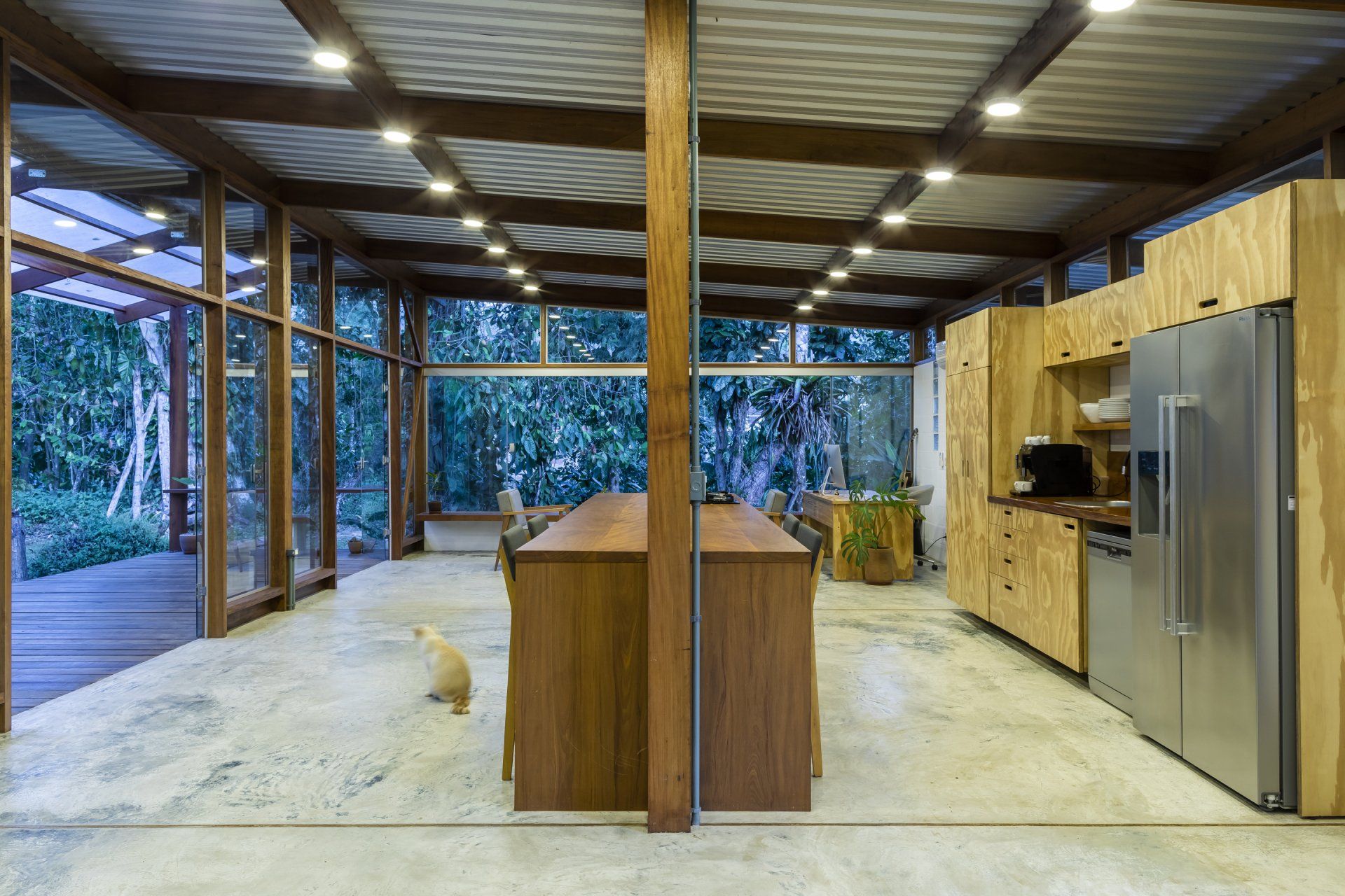 Uma cozinha com uma grande ilha e uma geladeira.