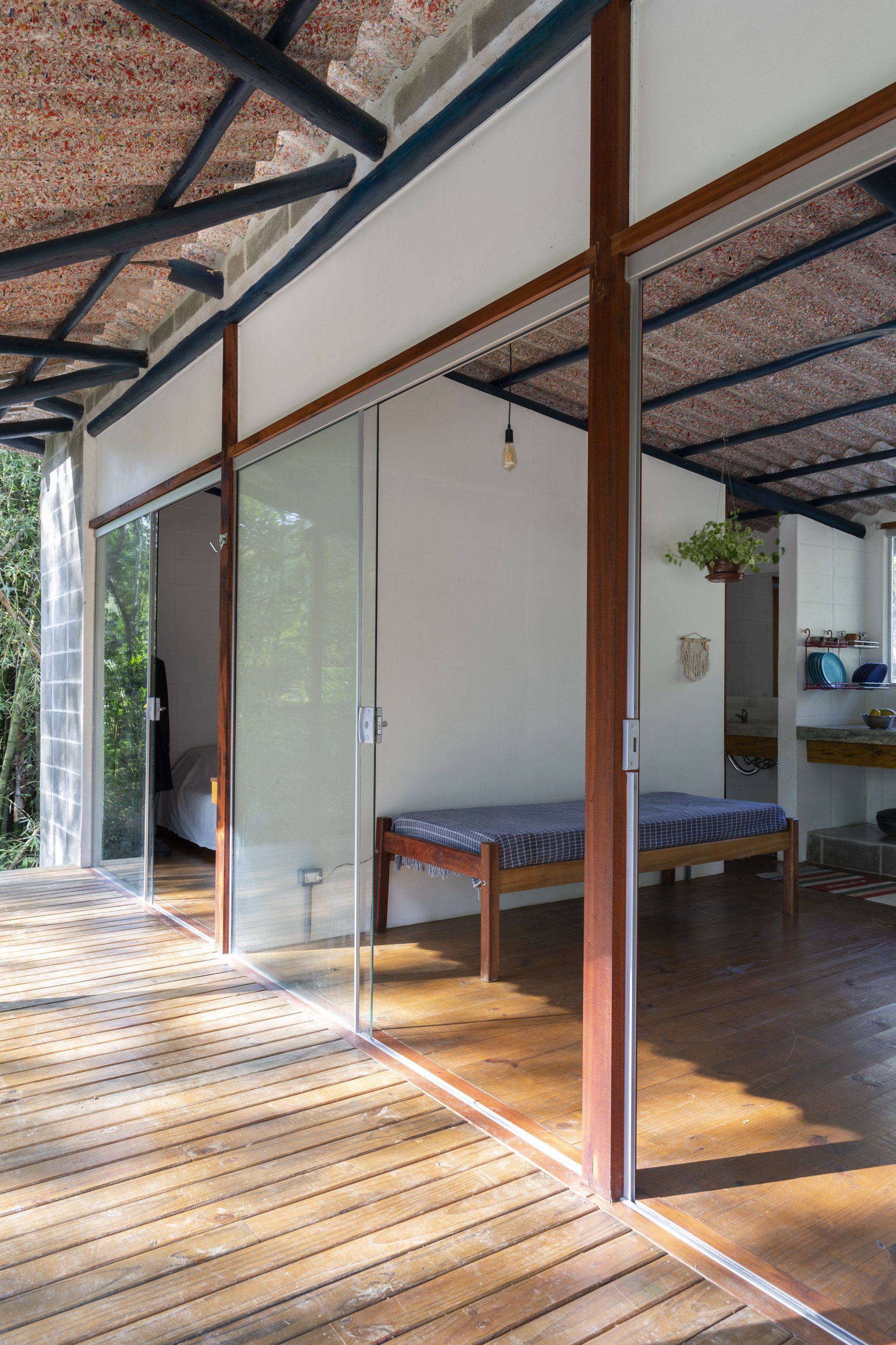 Há uma cama no meio do quarto.