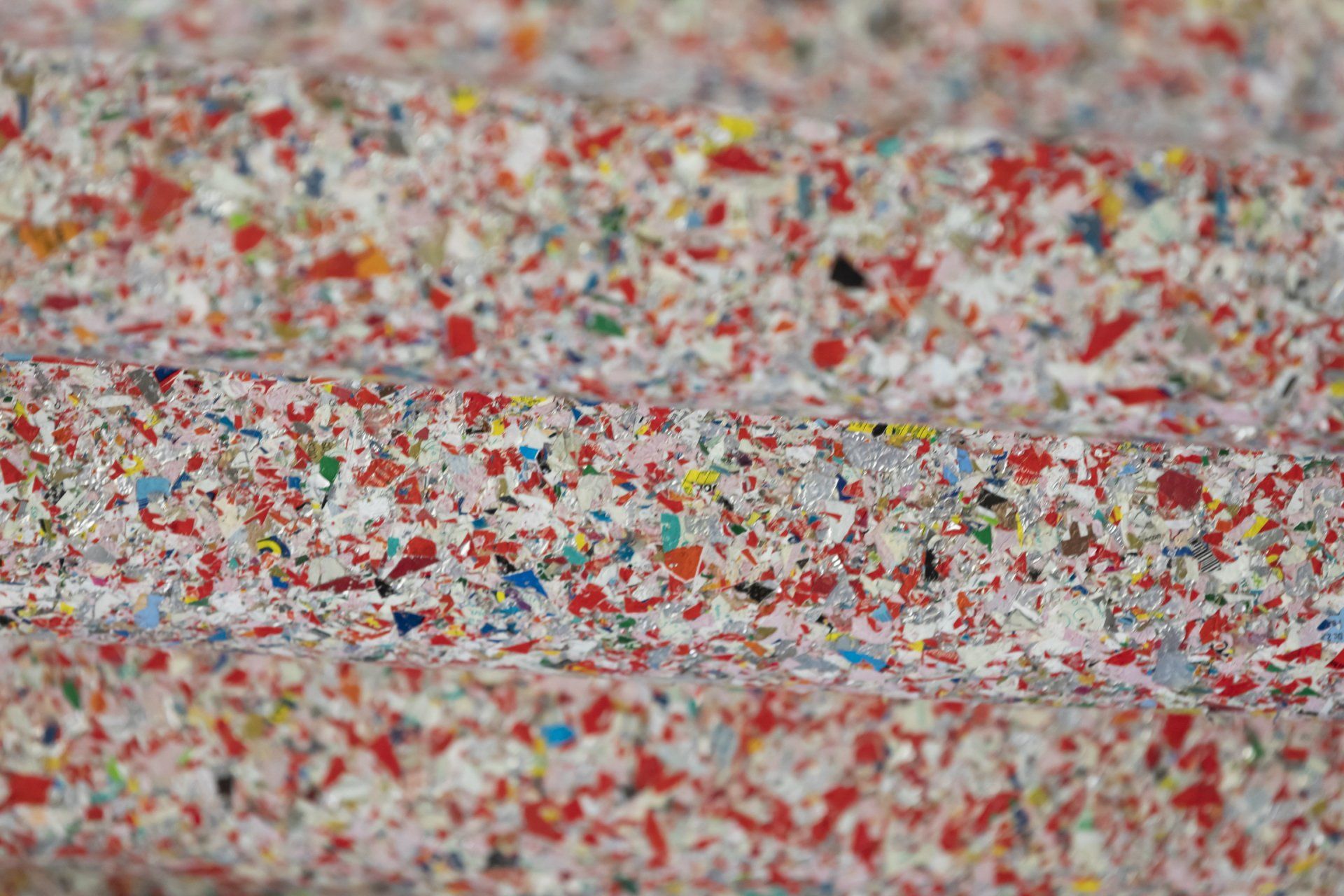 Um close de uma pilha de plástico colorido.