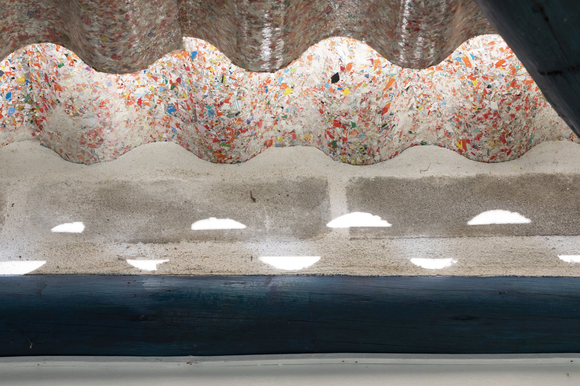 Um close de um telhado com alguns buracos