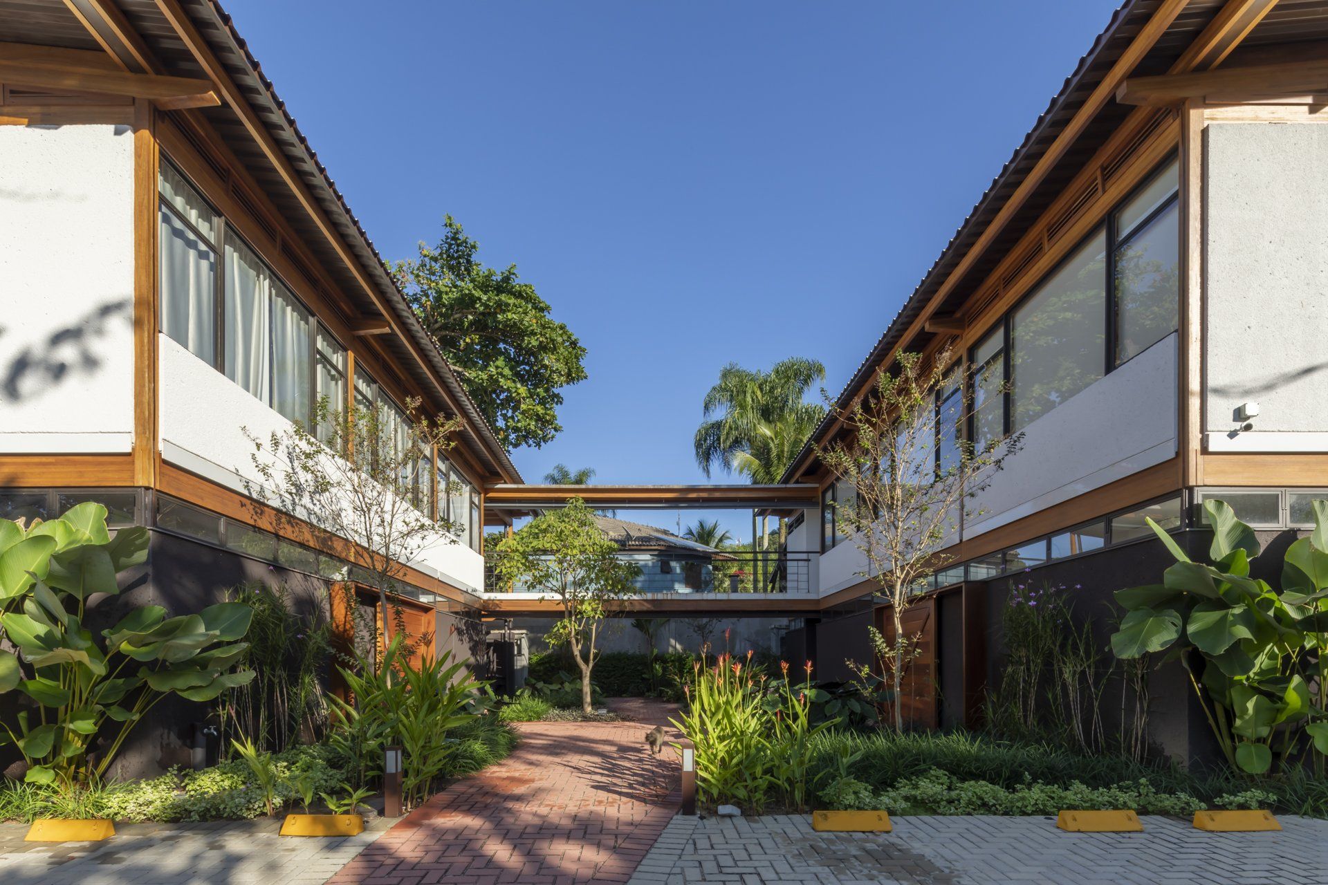 Uma fileira de edifícios com uma passarela de tijolos entre eles