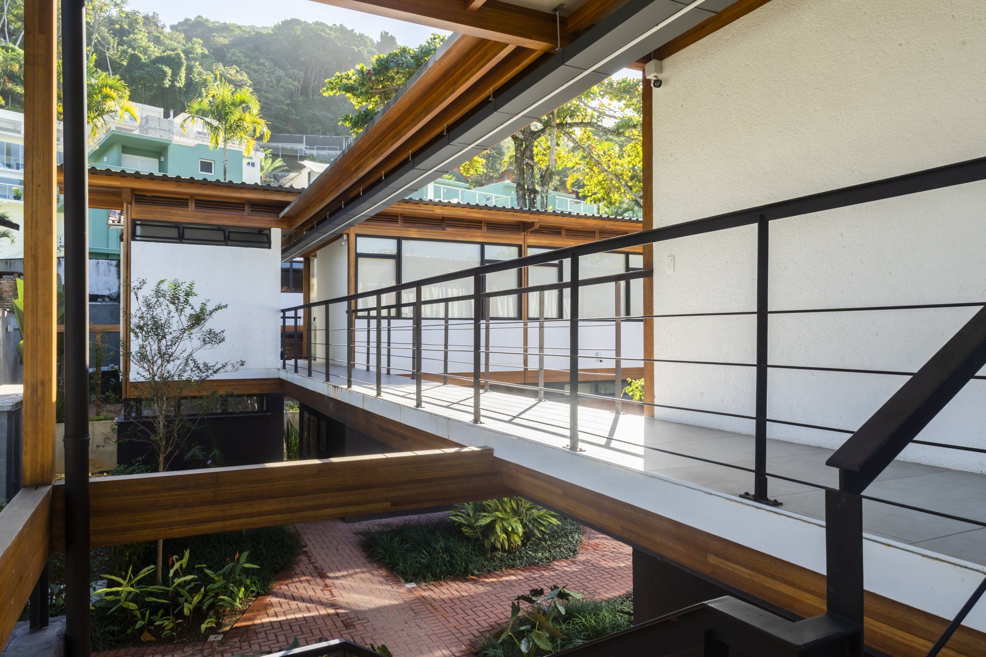 Uma passarela entre dois edifícios com uma grade