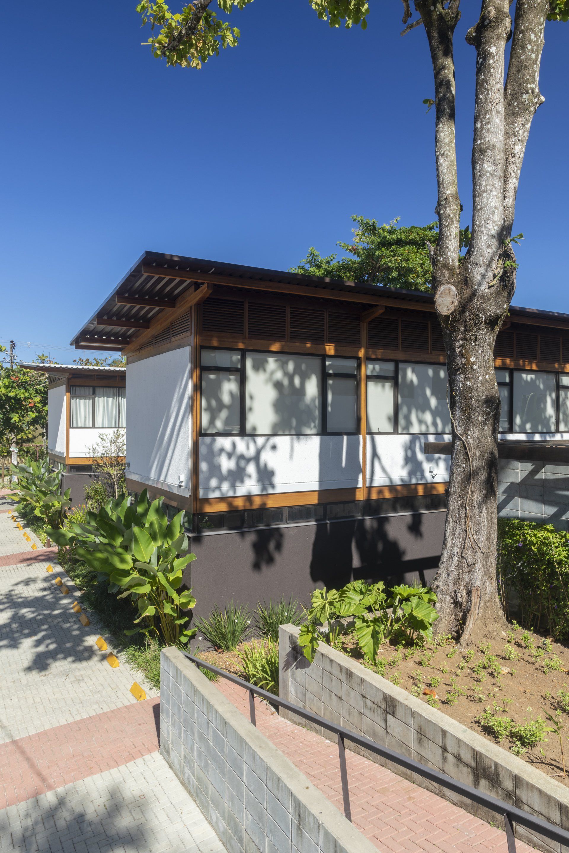 Uma pequena casa com uma árvore na frente