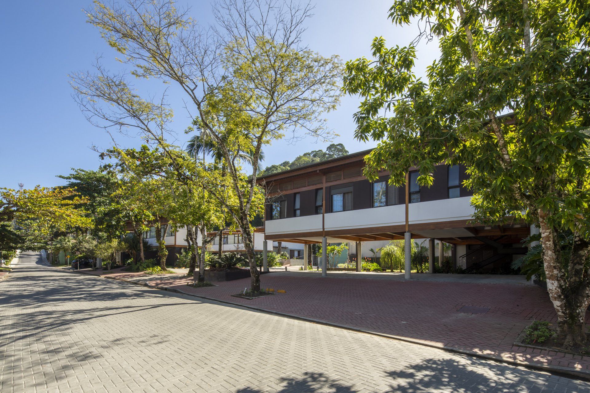 Um grande edifício com muitas árvores na frente
