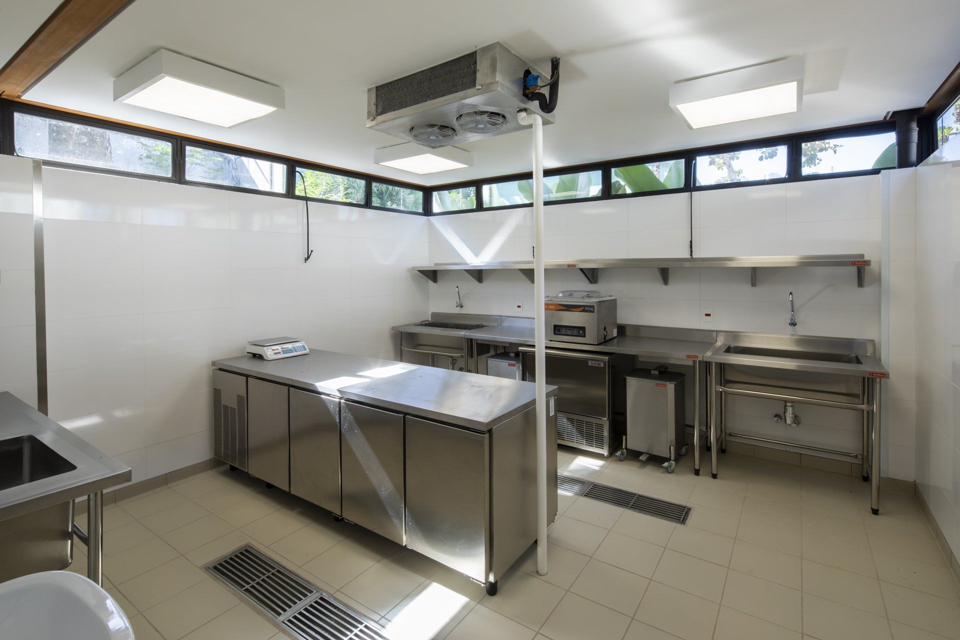 Uma cozinha com eletrodomésticos de aço inoxidável e uma pia