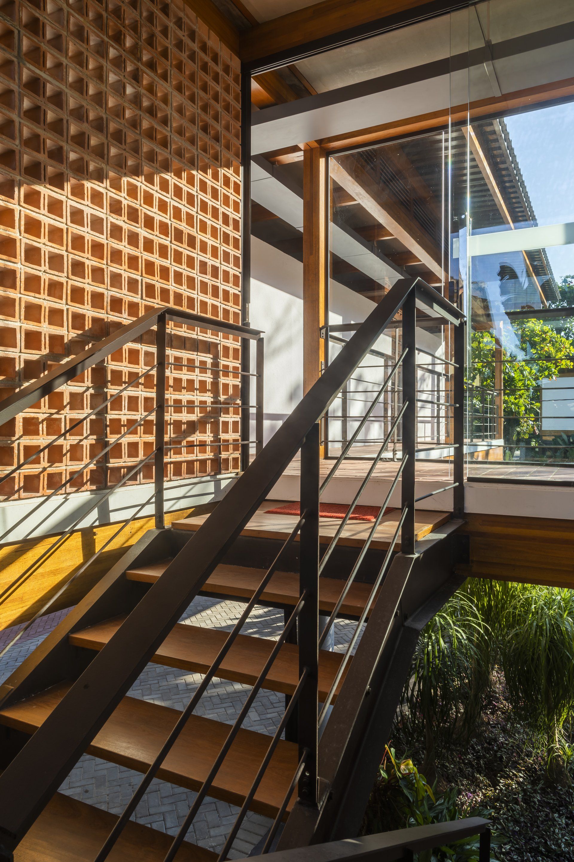 Um lance de escadas que leva a uma varanda em uma casa.