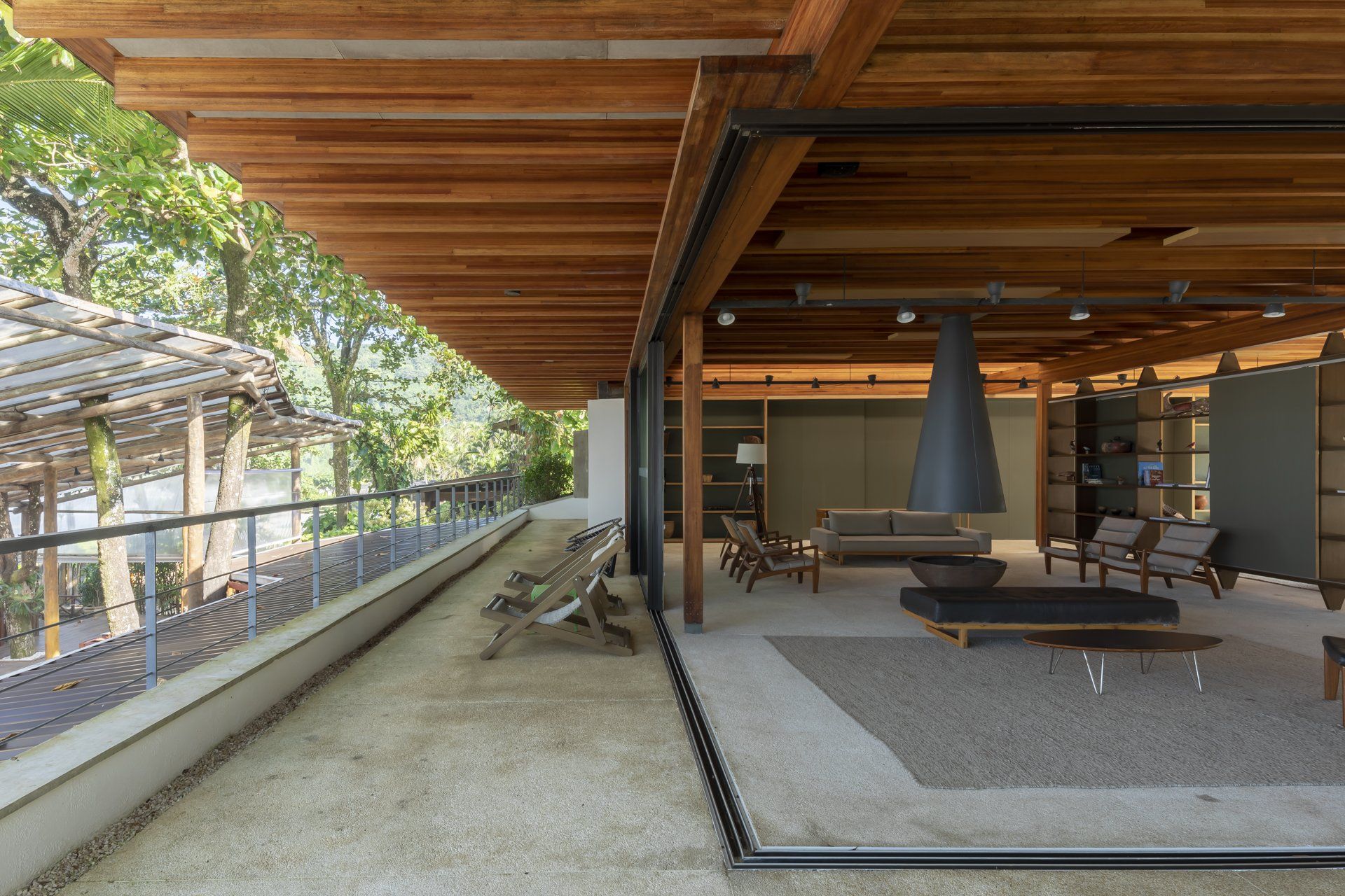 Uma sala de estar com lareira e portas de correr em vidro