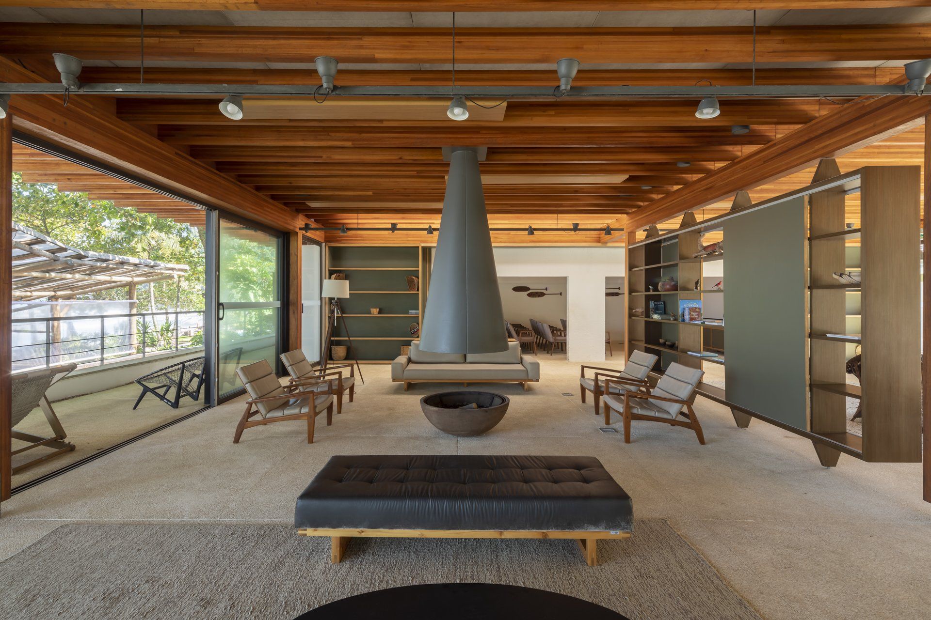 Há uma lareira no meio da sala.