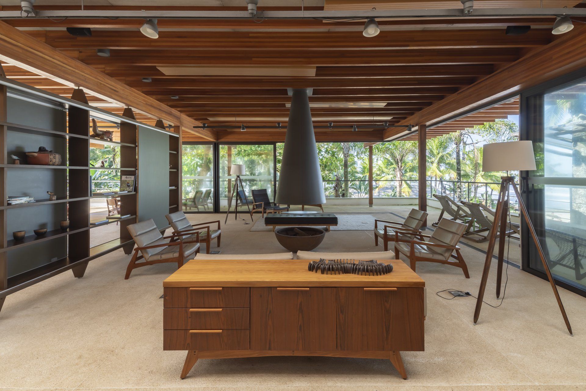 Há uma lareira no meio da sala.