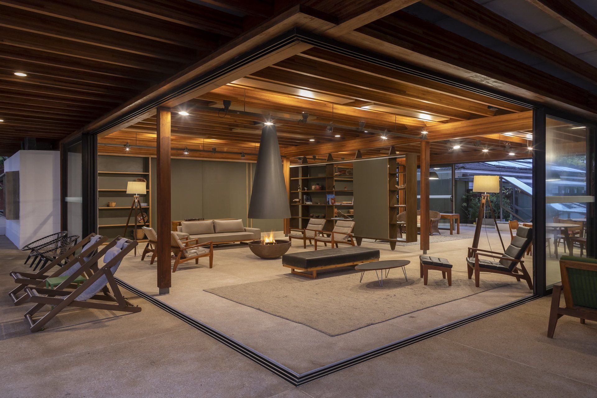 Uma sala com muitos móveis e lareira