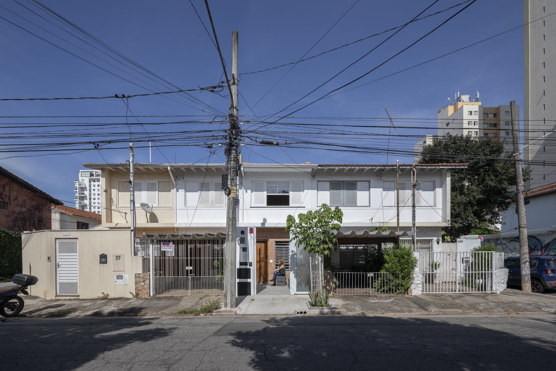 Um prédio com muitos fios saindo dele