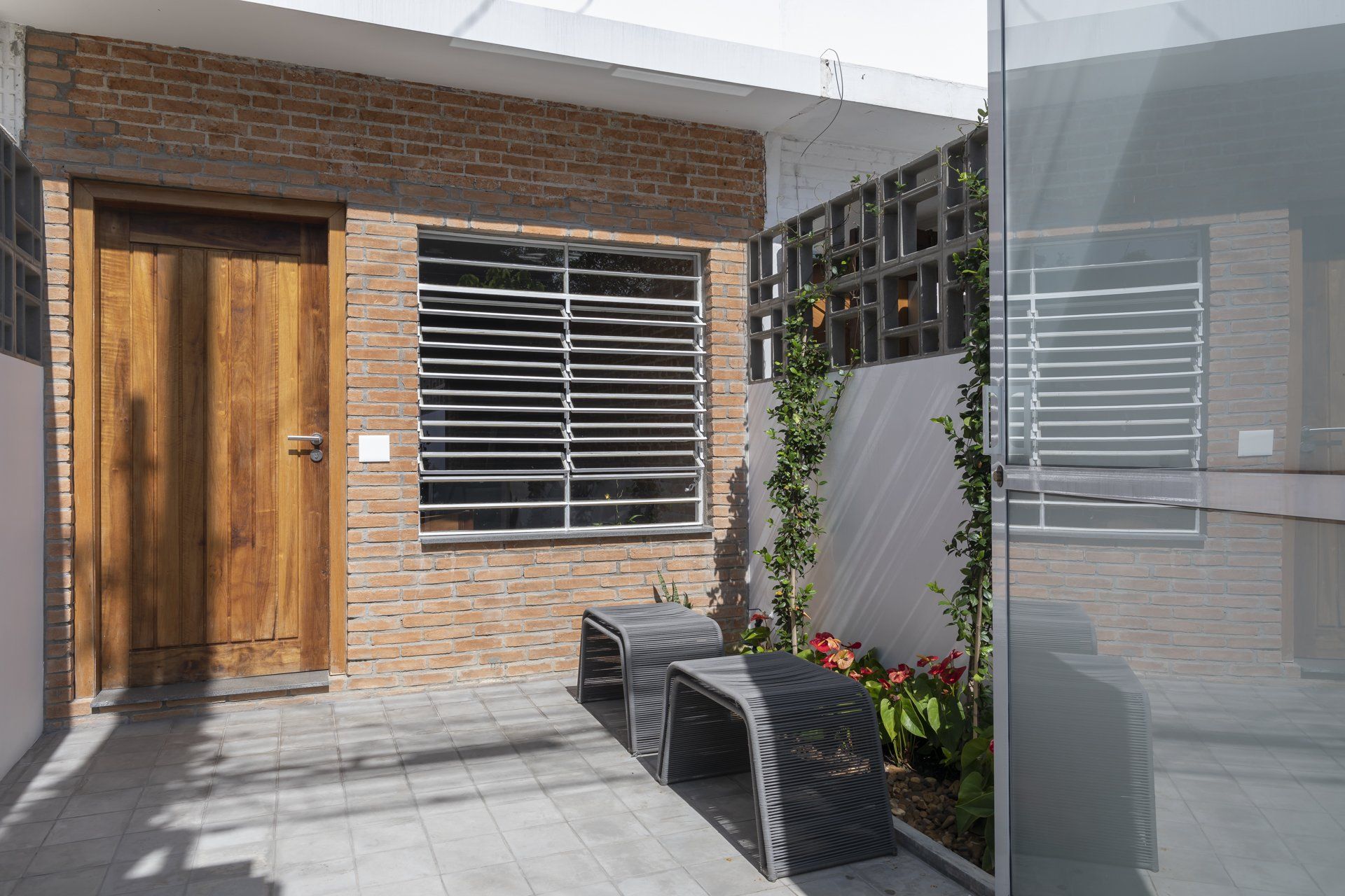 Um prédio de tijolos com uma porta de madeira e uma janela