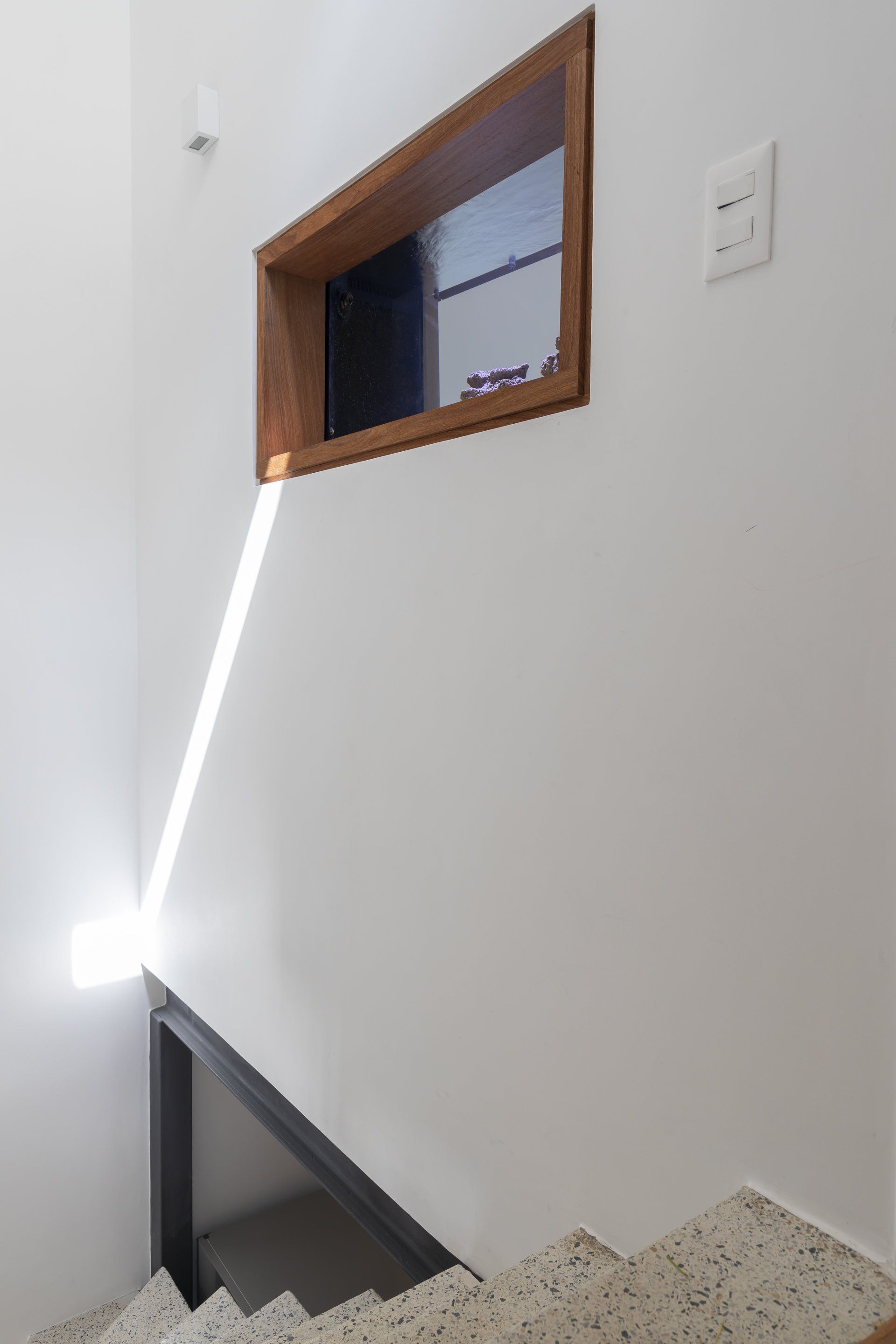 Uma escada com uma janela ao lado