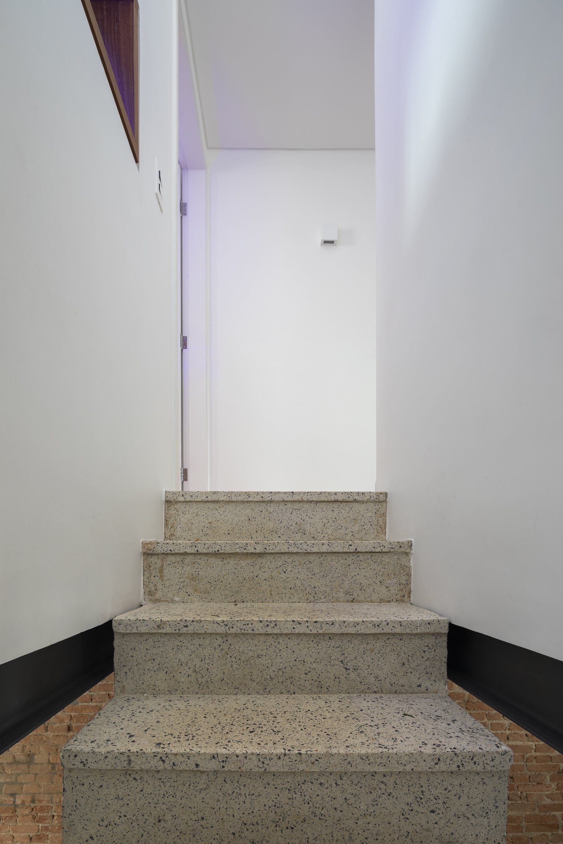 Um lance de escadas que leva ao segundo andar de um edifício.