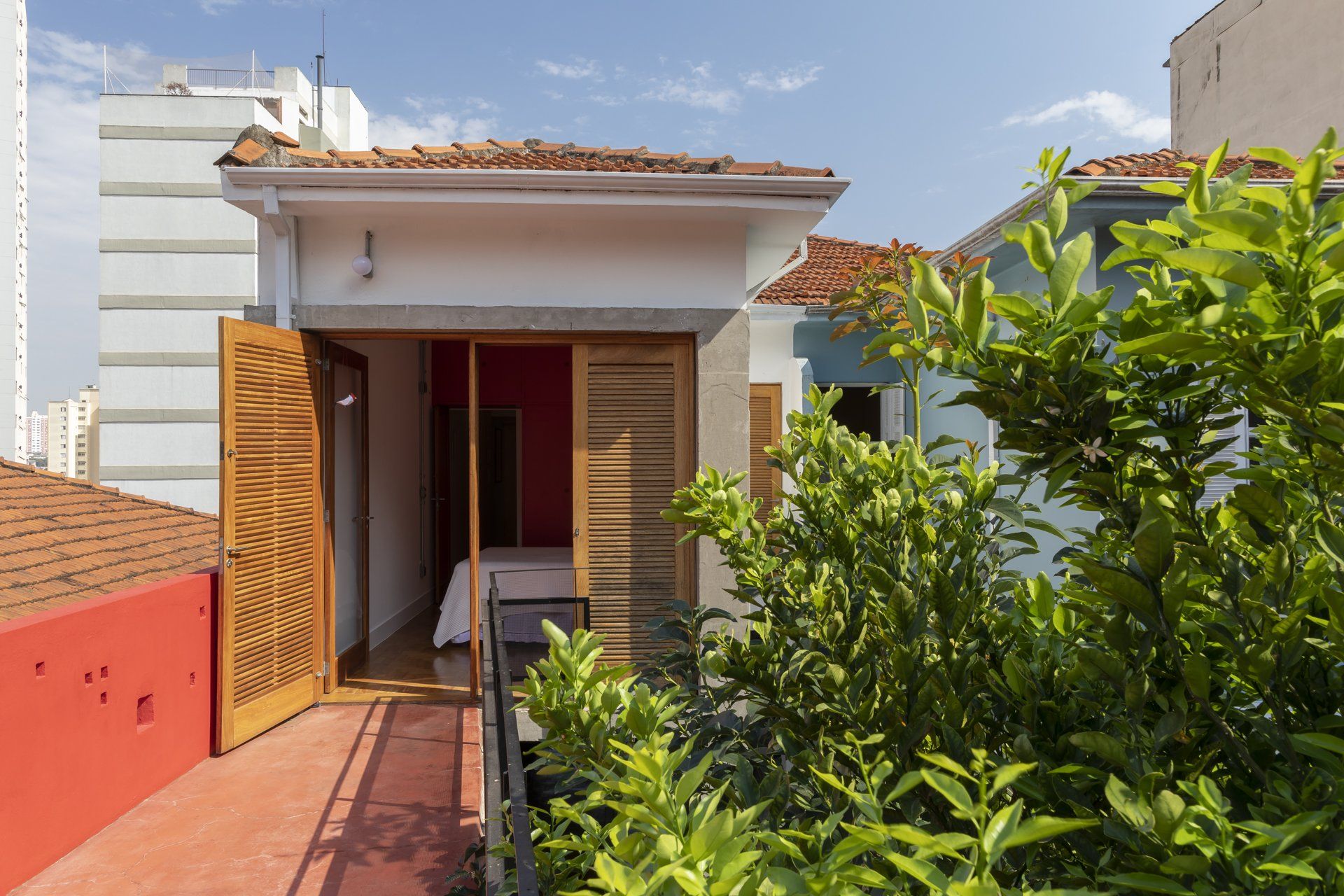 Uma pequena casa com varanda e uma cama