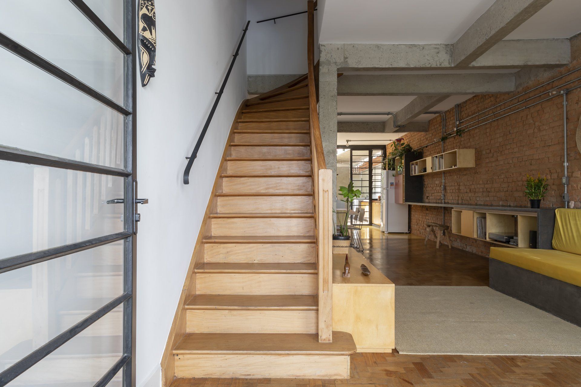 Uma escada de madeira que leva ao segundo andar de uma casa.