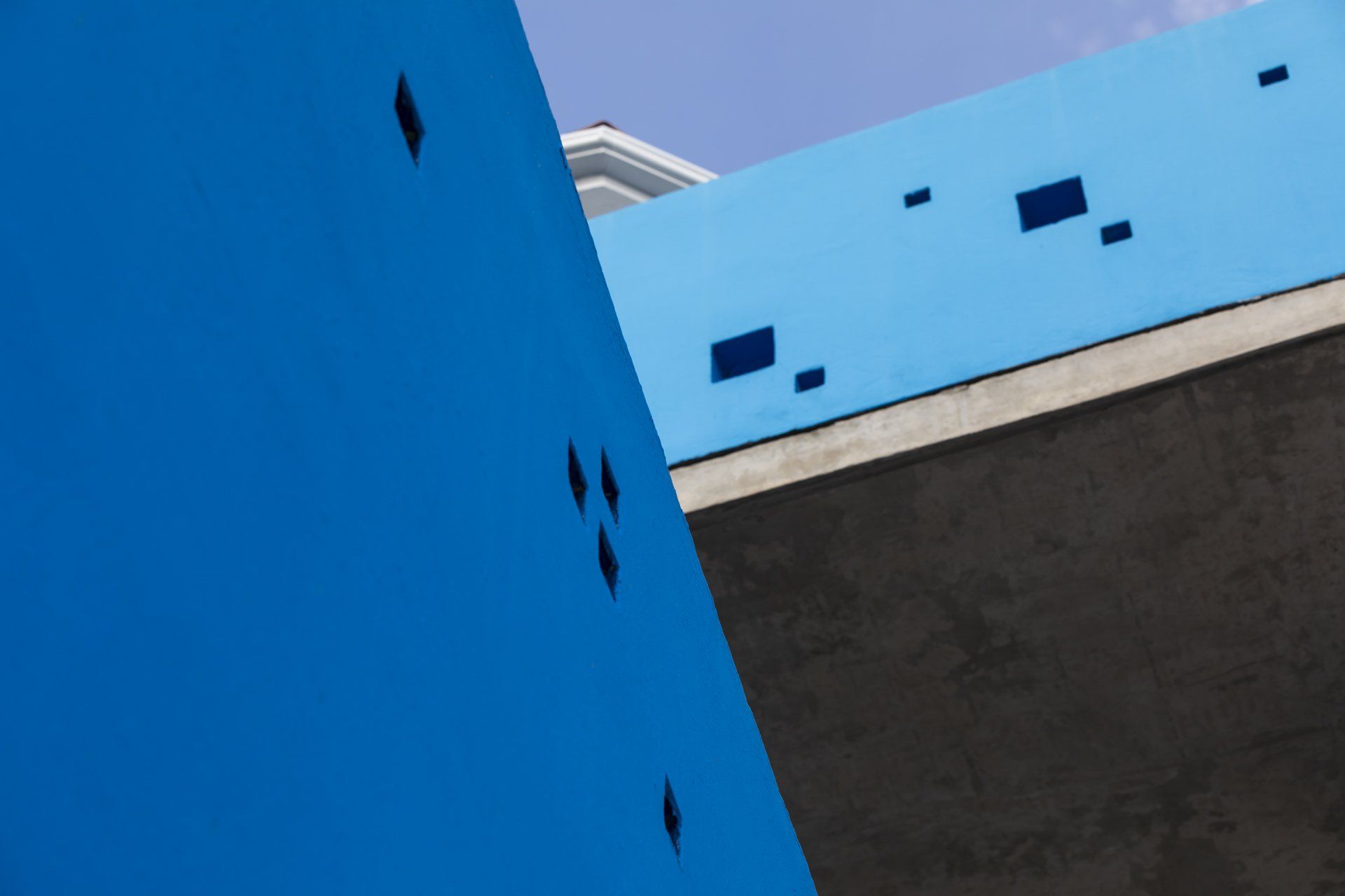 Uma parede azul com quadrados pretos