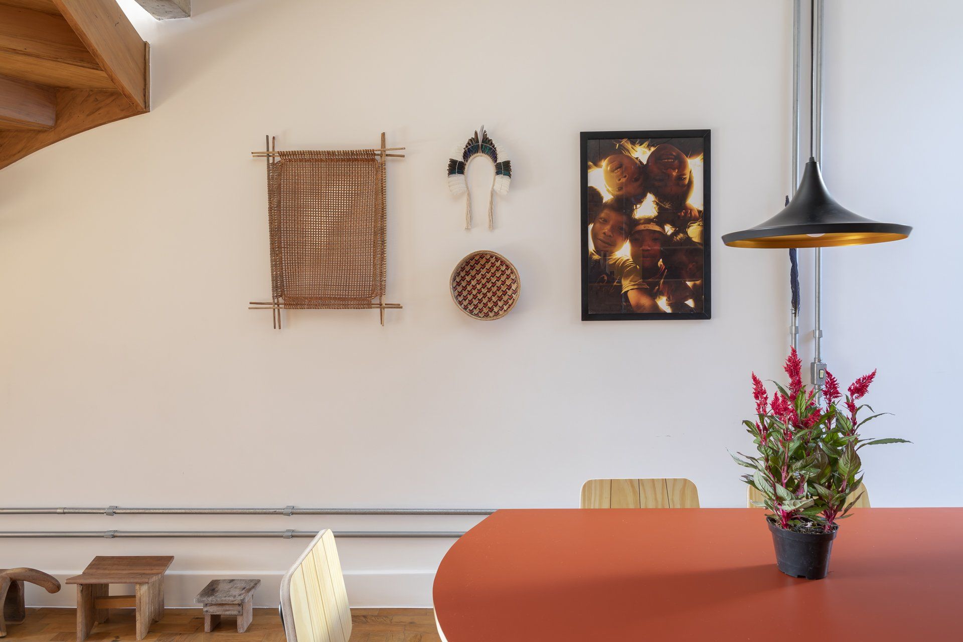 Uma sala de jantar com mesa e cadeiras e um quadro na parede.